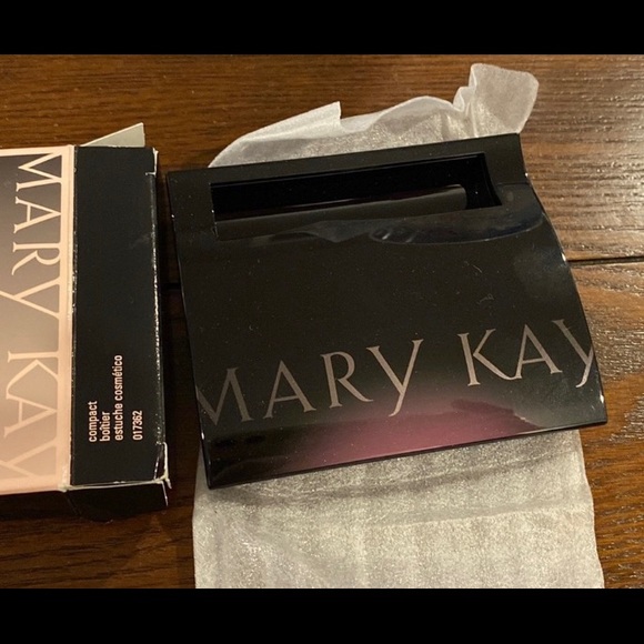 NEW Mary Kay Large Compact
